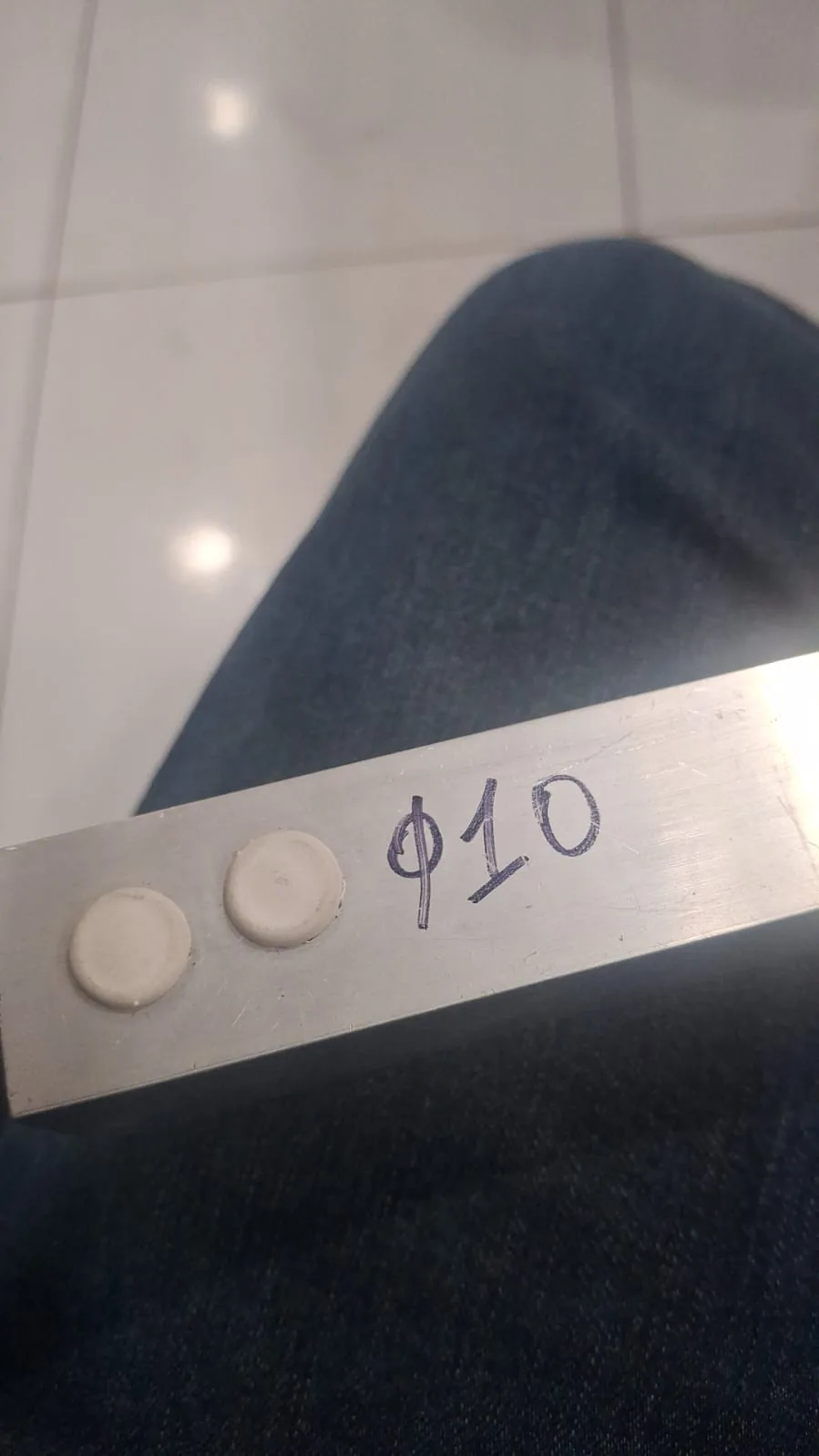Tapa-furo 10mm para esquadrias de alumínio variação C — N7N Ferramentaria