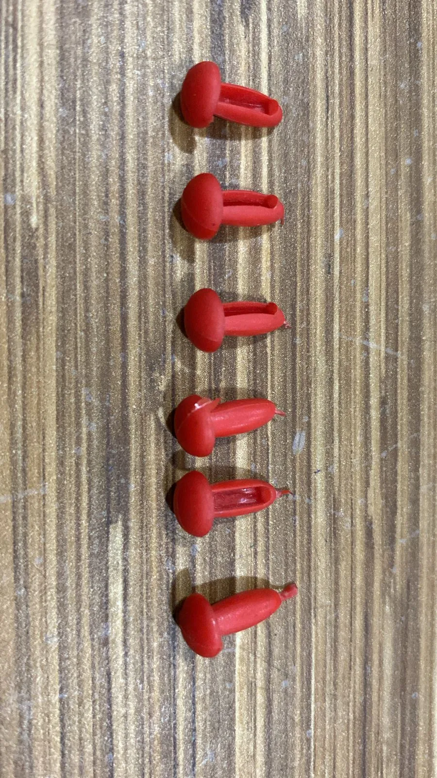 Pino plástico vermelho para fixação de painéis fabricado por injeção pela N7N Ferramentaria