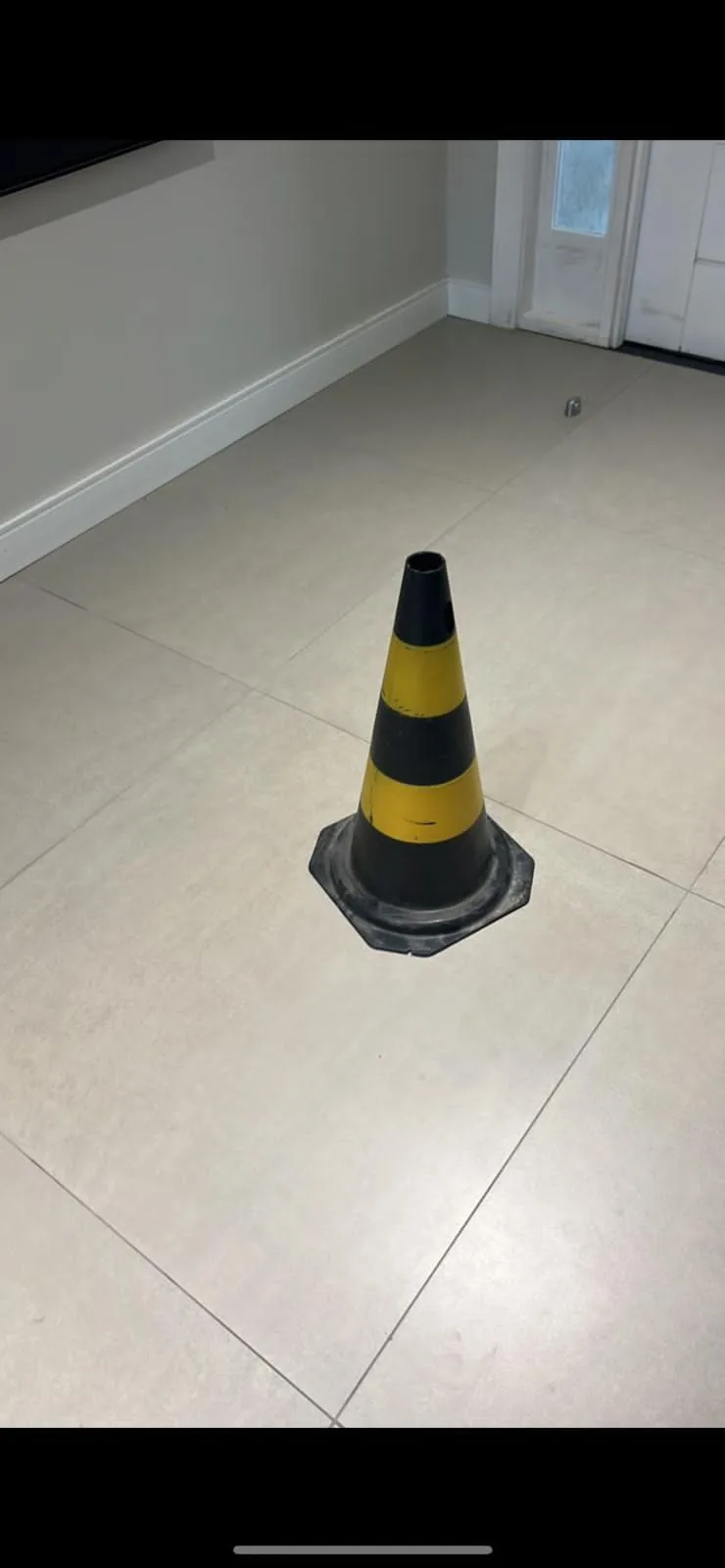Cone de sinalização viária injetado em PVC rígido bicolor com base larga