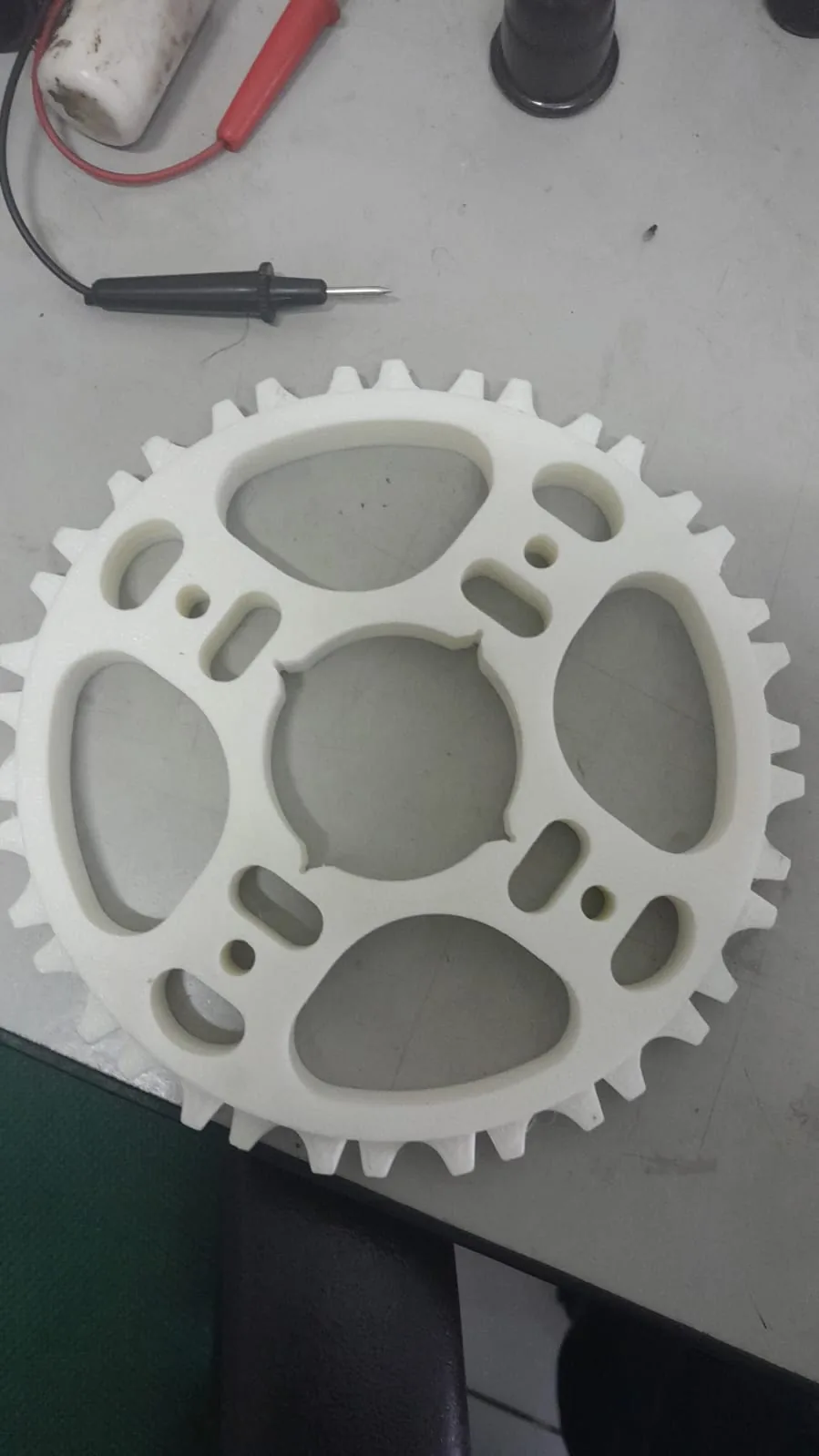 Engrenagem industrial em nylon PA66 com dentes de precisão usinados em CNC